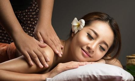 Picture of Lady receiving shoulder massage at Yan Yan Foot Spa  (914) 630-2857